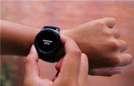 Được tích hợp Samsung Pay - Smart Watch Gear như "hổ về rừng"