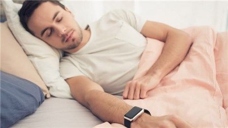Có nên đeo đồng hồ thông minh đi ngủ hay không?