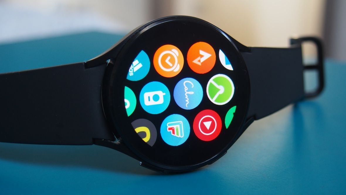 Samsung Galaxy Watch 4, ứng dụng, cài hình nền: Samsung Galaxy Watch 4 không chỉ đơn thuần là một chiếc đồng hồ thông minh, nó còn có rất nhiều ứng dụng hữu ích, giúp cho cuộc sống của bạn trở nên tiện lợi hơn. Đồng thời, bạn cũng có thể cài đặt hình nền theo sở thích để thể hiện cá tính của mình.
