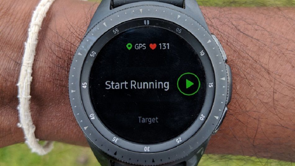 Синхронизировать часы с самсунгом. Strava Samsung часы. Samsung Gear Sport на руке. Running и часы самсунг. Galaxy watch Premium.